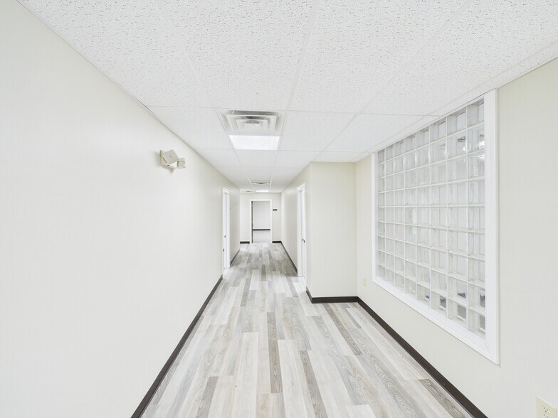 More Photos Of 2358 W 23rd St, Bellaire General Retail For Sale