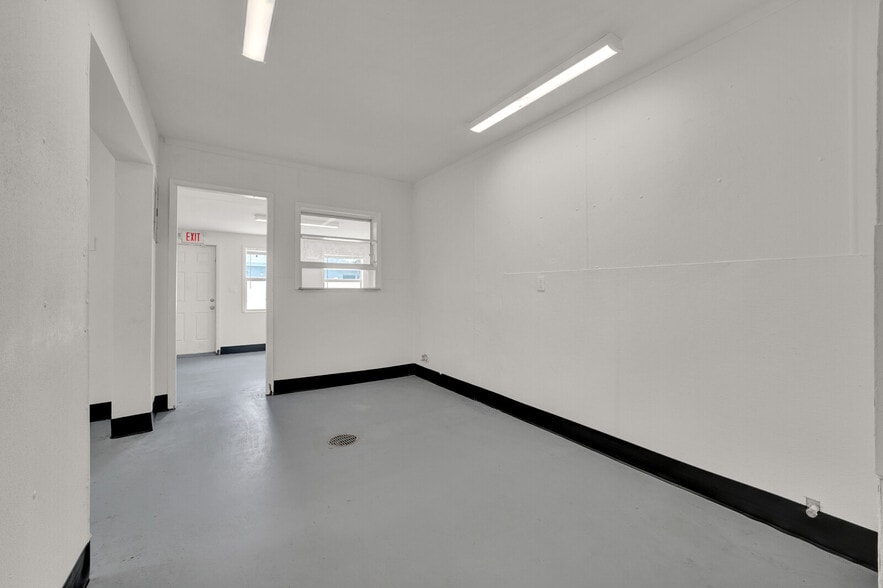 More Photos Of 311 E Commercial Blvd, Oakland Park Freestanding For Sale