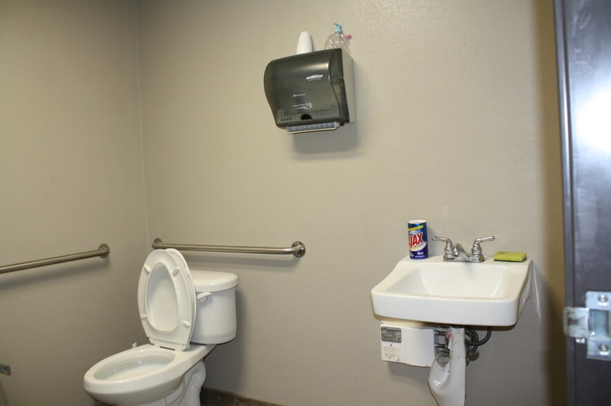 More Photos Of 45240 N Trevor Ave, Lancaster Auto Repair For Sale