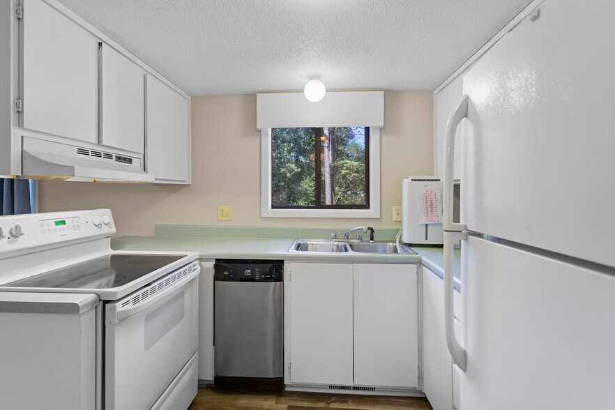 More Photos Of 400 Foxfire Ct, Seneca Apartments For Sale