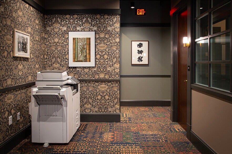 More Photos Of 3035 Peachtree Rd, Atlanta Office For Lease