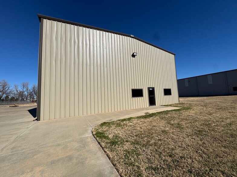 More Photos Of 8301 SW 23rd Pl, Oklahoma City Warehouse For Lease
