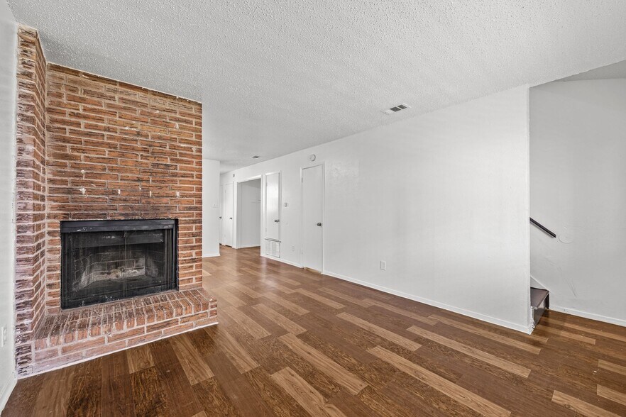 More Photos Of 6913 Wentworth Dr, Austin Multifamily For Sale