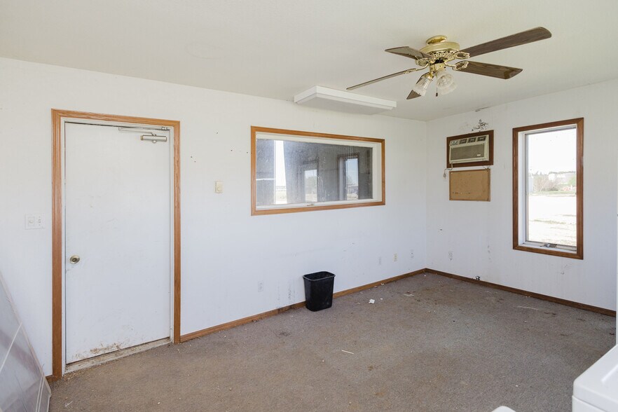 More Photos Of 674 County Road O, Mineral Point Warehouse For Sale