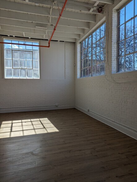 More Photos Of 583 Pacific St, Stamford Freestanding For Lease