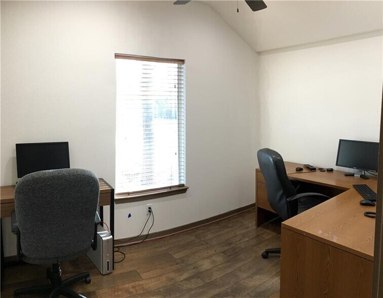 More Photos Of 302 E Milam St, Round Rock Office For Lease