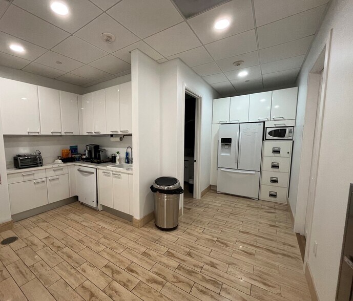 More Photos Of 7020-7040 Scholarship Dr, Irvine Office For Lease