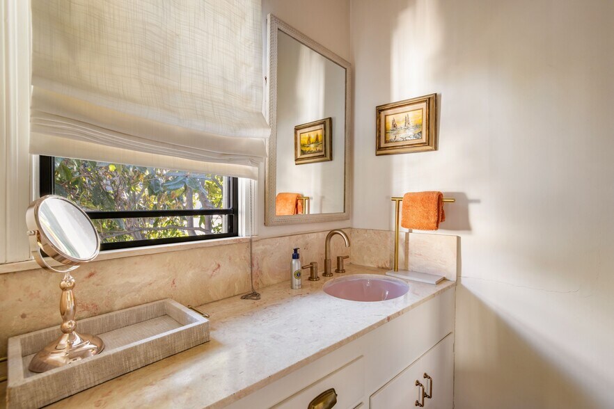 More Photos Of 367 N Orange Dr, Los Angeles Apartments For Sale
