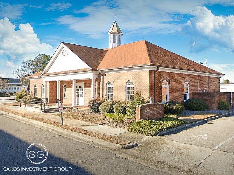 Primary Photo Of 104 W Thompson St, Fairmont Bank For Sale