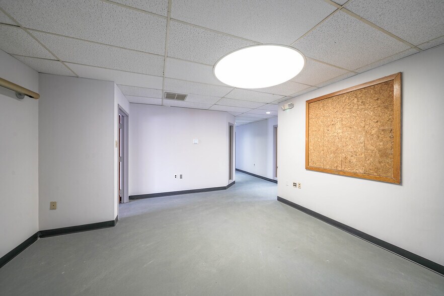 More Photos Of 8023 Malcolm Rd, Clinton Medical For Lease