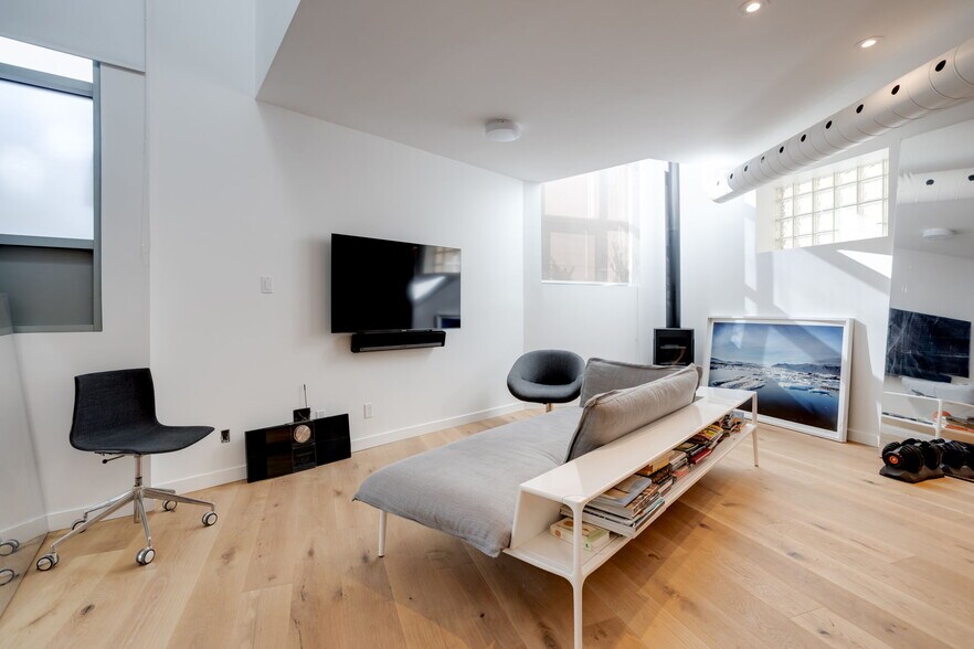 More Photos Of 115 Walnut Ave, Toronto Office For Sale