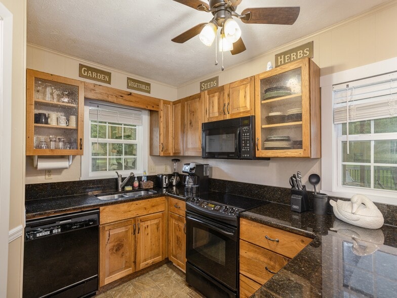 More Photos Of 8826 Boylston Hwy, Mills River Flex For Sale