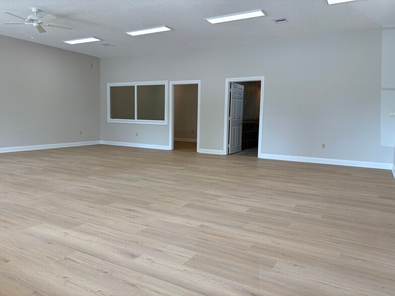 More Photos Of 17130 Townes Rd, Friendswood Warehouse For Lease