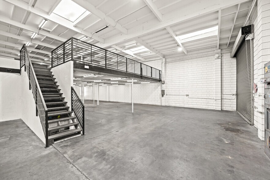 More Photos Of 2702 Saint Louis Ave, Signal Hill Warehouse For Lease