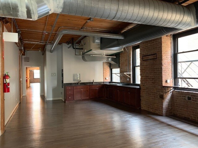 More Photos Of 344 N Ogden Ave, Chicago Loft Creative Space For Lease