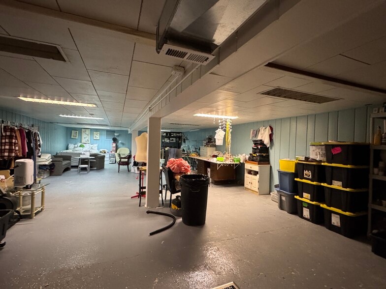 More Photos Of 1221 Overland Ave, Burley Storefront For Sale