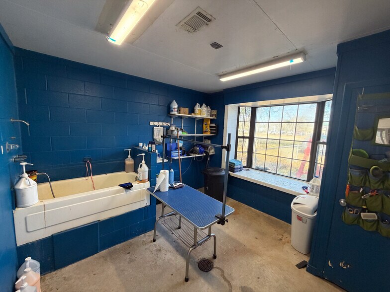 More Photos Of 162 Enzor Rd, Troy Office For Sale