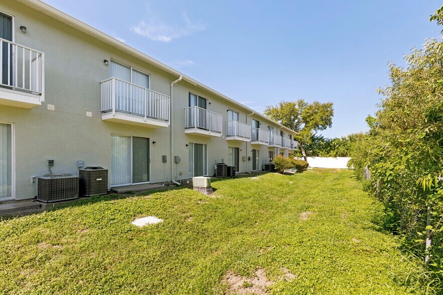 More Photos Of 1007 W 57th Ave W, Bradenton Apartments For Sale