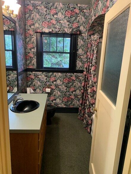 More Photos Of 980 Market St NE, Salem Office For Sale