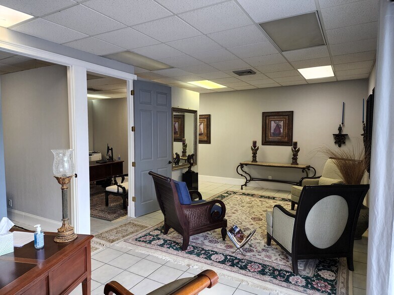 More Photos Of 4420 Tamiami Trl E, Naples Office For Lease