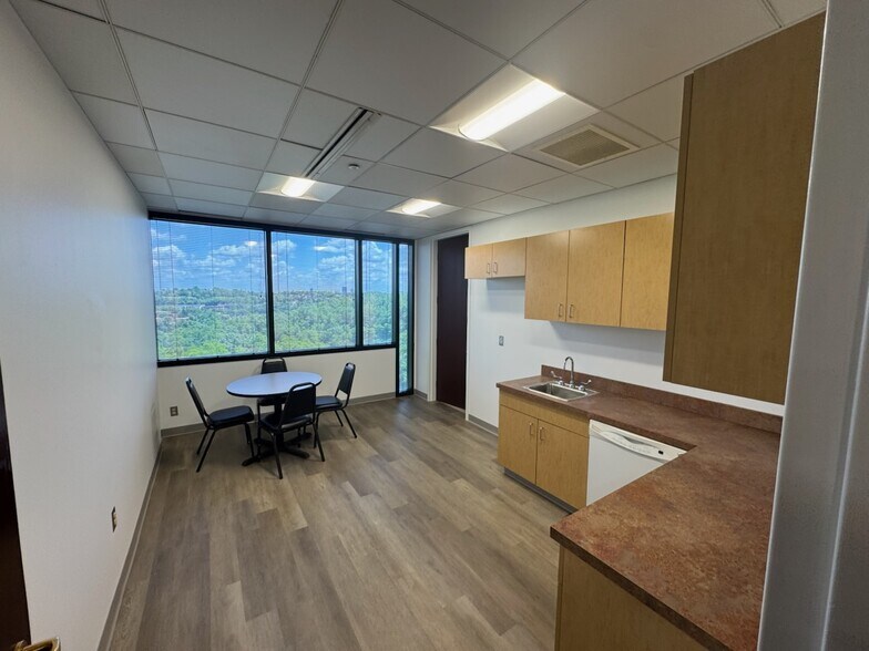 More Photos Of 750 Holiday Dr, Pittsburgh Office Residential For Lease