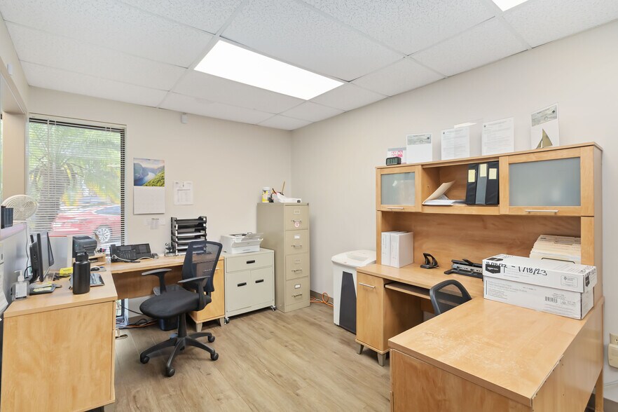 More Photos Of 1076 Florida Central Pky, Longwood Warehouse For Lease