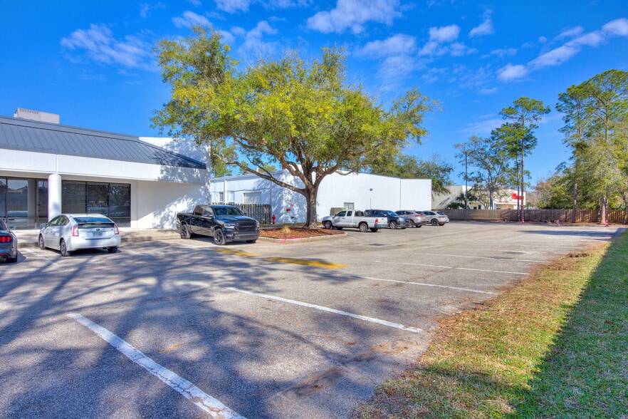 More Photos Of 8535 Baymeadows Rd, Jacksonville Storefront For Lease