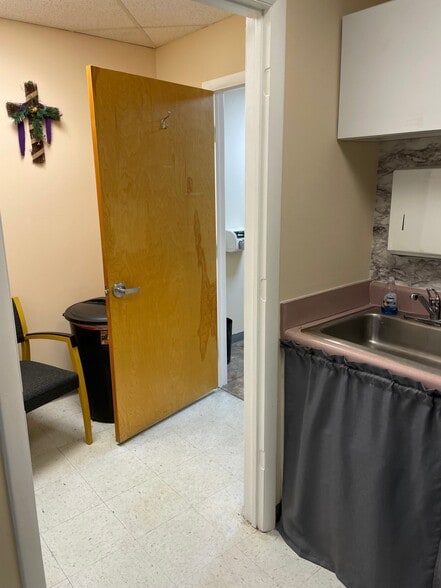 More Photos Of 660-670 Lincoln St, Portsmouth Unknown For Lease