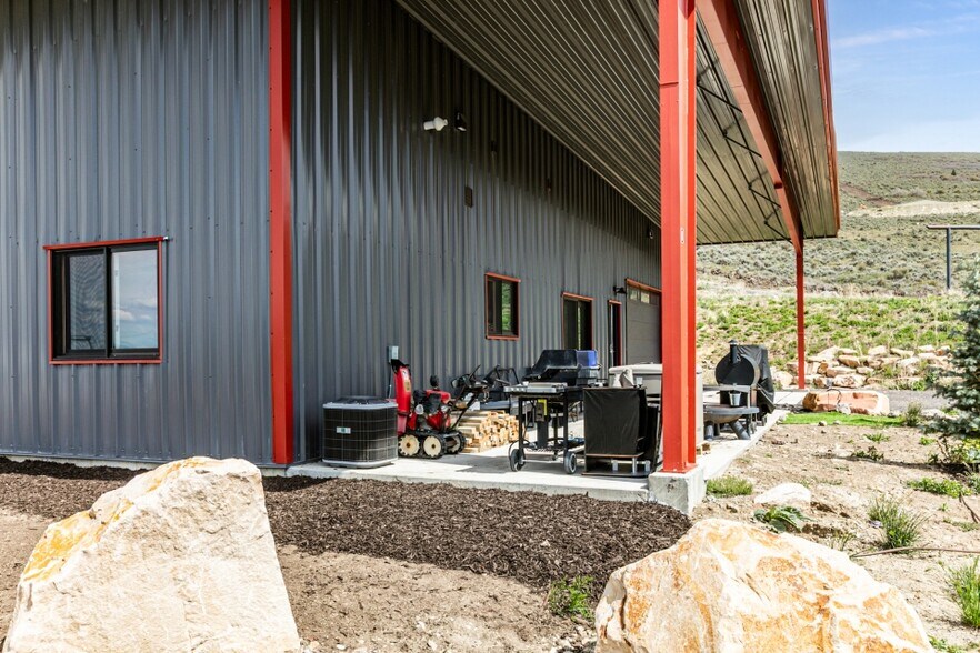 More Photos Of 5680 Browns Canyon Rd, Peoa Showroom For Lease