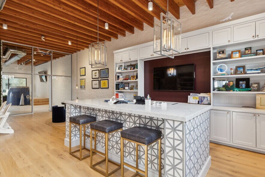 More Photos Of 4763 Algiers St, Dallas Loft Creative Space For Sale
