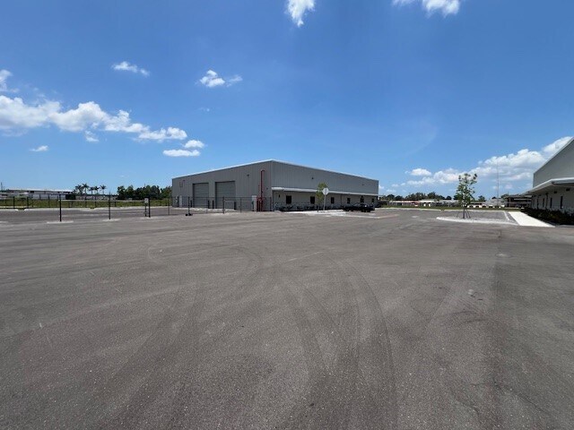 More Photos Of 2954 Van Buren St, Fort Myers Distribution For Lease