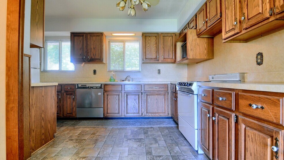 More Photos Of 42431 Mound Rd, Sterling Heights Storefront For Sale