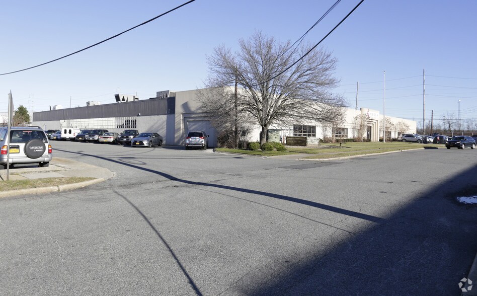 More Photos Of 7 Aerial Way, Syosset Showroom For Lease