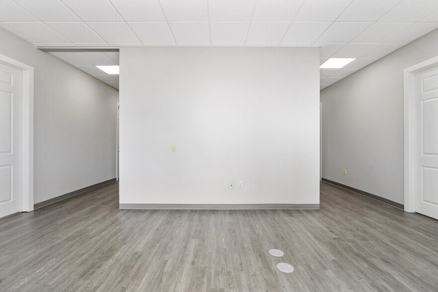 More Photos Of 3607 N Loop 336, Conroe Light Manufacturing For Lease