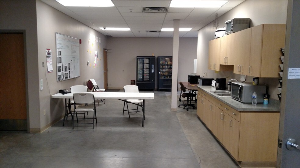 More Photos Of 5564 N 152nd St, Hugo Warehouse For Lease