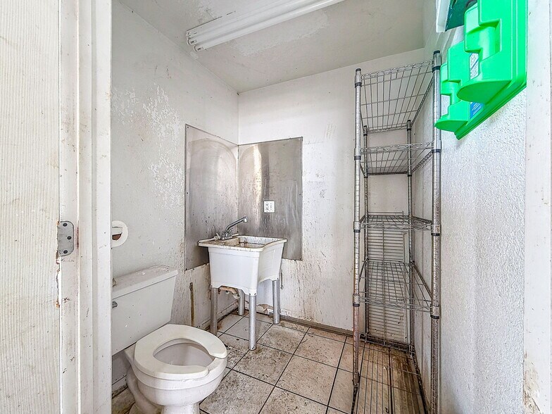 More Photos Of 5524 Independence Ct, Punta Gorda Warehouse For Sale