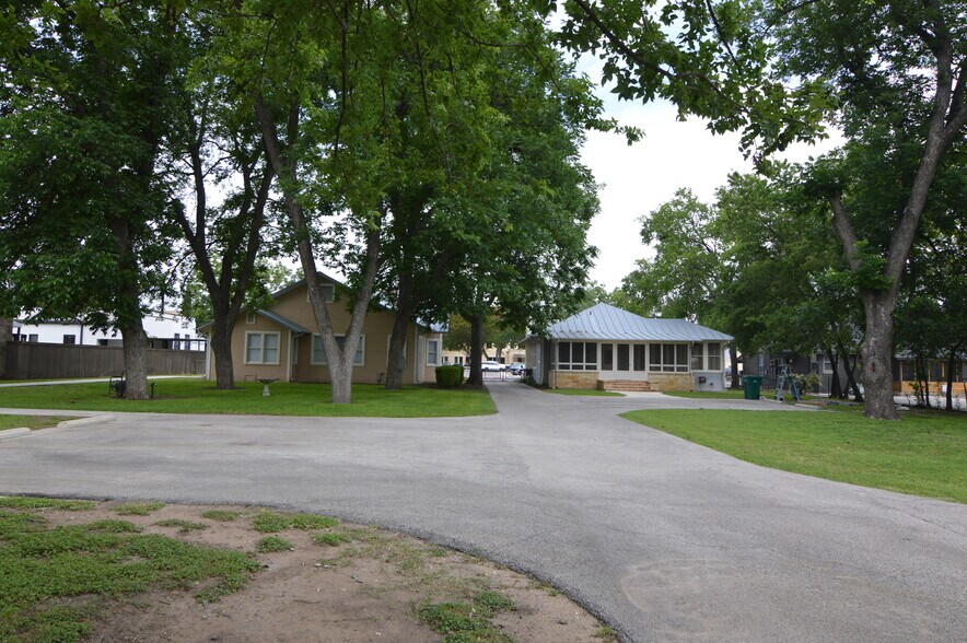 More Photos Of 113 Rosewood Ave, Boerne Office For Sale