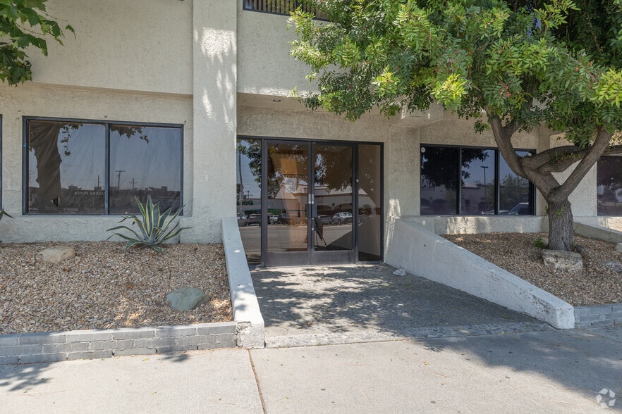 More Photos Of 17037 Chatsworth St, Granada Hills Office For Lease