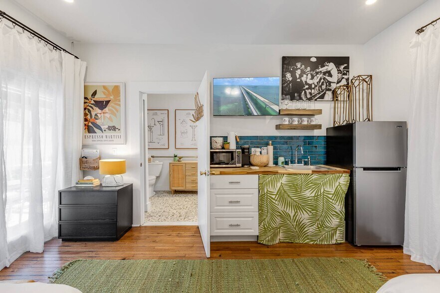 More Photos Of 1117 Duval St, Key West Hospitality For Sale