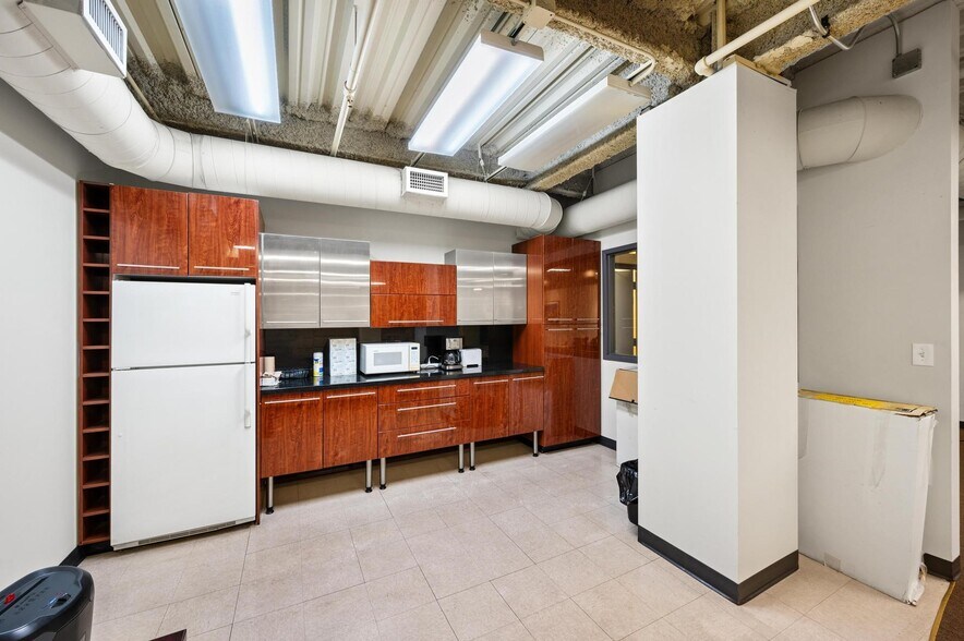 More Photos Of 1617-1619 N Clybourn Ave, Chicago Storefront Retail Office For Lease