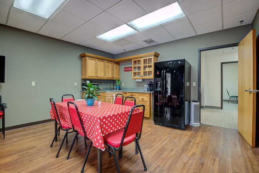 More Photos Of 1301 Cliff Rd E, Burnsville Showroom For Sale