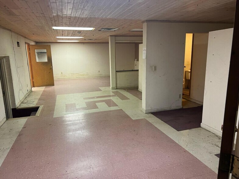 More Photos Of 868 State Route 3 and 12, Hinton Flex For Sale