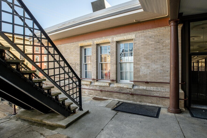 More Photos Of 12 Middlebrook Ave, Staunton Restaurant For Lease