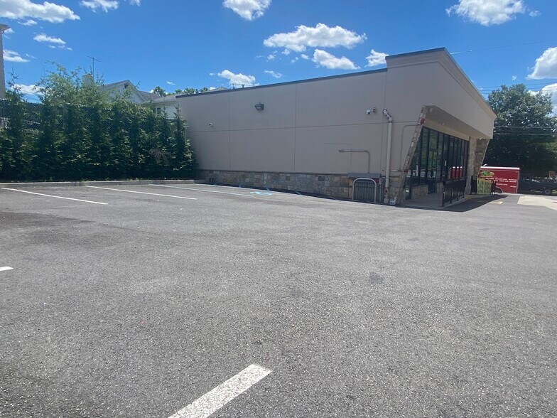 More Photos Of 1212 Victory Blvd, Staten Island Convenience Store For Lease