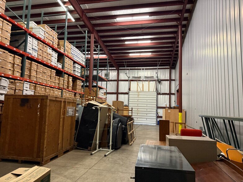 More Photos Of 5699 Maelou Dr, Hamburg Warehouse For Lease