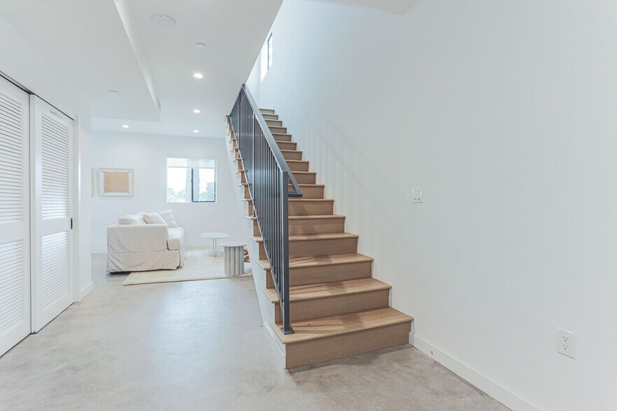 More Photos Of 2301 S Cloverdale Ave, Los Angeles Apartments For Sale