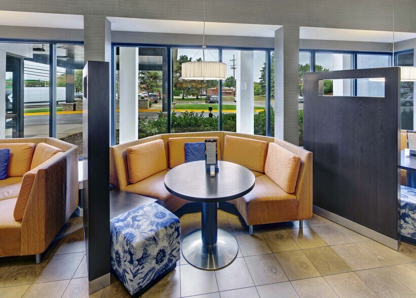 More Photos Of 1801 Milwaukee Ave, Glenview Hotel For Sale