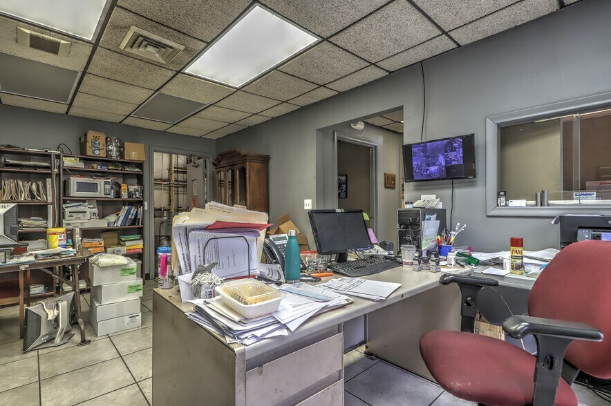 More Photos Of 15 Container Dr, Terryville Manufacturing For Sale