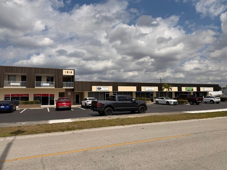 More Photos Of 1919 Courtney Dr, Fort Myers Office For Lease