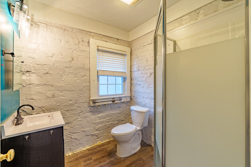 More Photos Of 118 S Walnut St, Troy Showroom For Sale